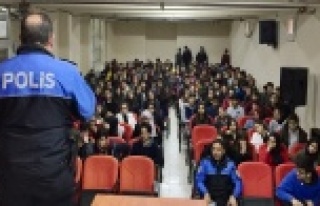 Polislerden öğrencilere gereken tedbirleri anlattı