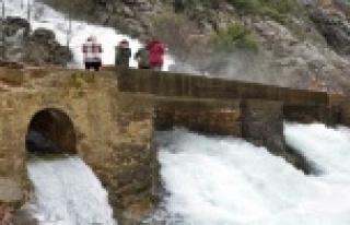 Sağanak sonrası şelalelerin görsel şovu