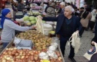 Vatandaşlara bez çanta dağıtıldı