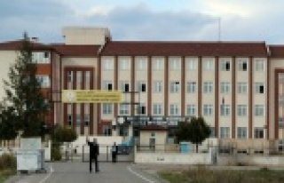 2 kız öğrenciyi sınıfta dakikalarca darp eden...