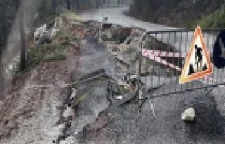 Alanya'da yollar sağanak yağışa dayanamadı!