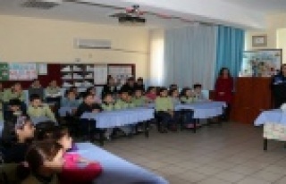 Alanya polisi okullarda hız kesmiyor