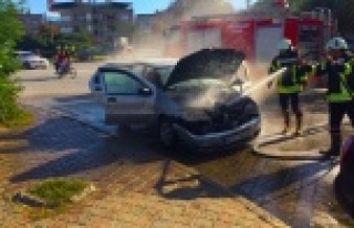 Alanya’da park halindeki otomobil alev alev yandı!