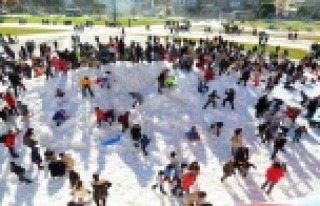 Çocuklar için kamyon kamyon kar taşındı