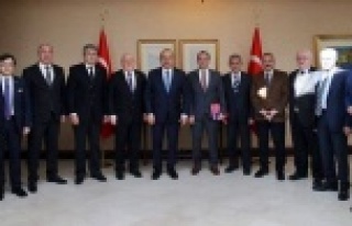 Gazeteciler Bakan Çavuşoğlu’nu makamında ziyaret...