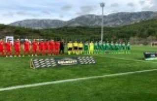 Kadın futbolcular Alanya'da ter dökecek