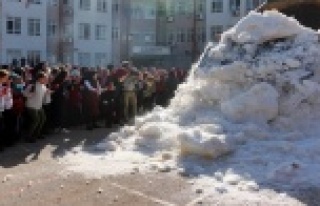 Kamyonlara yüklenen 5 ton kar öğrenciler için...