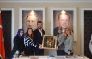 MHP'li kadınlardan Toklu'ya hediye