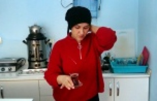 Yana düşen başını eliyle tutarak yaşıyor!