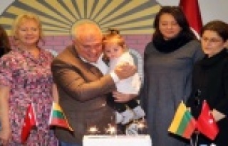 29. yıl pastasını Konsolos Şahin ile kestiler