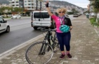 Alanya'da 50 yaşından sonra bisiklete bindi,...