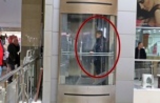 Alman turist AVM’nin asansöründe mahsur kaldı!