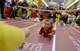 Bebekler emekledi, aileler ter döktü!