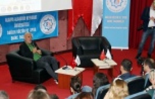 Çavuşoğlu ALKÜ’lü gençlerle buluştu