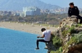 Gençleri uçurumun kenarından almıştı, ödüllendirildi