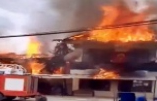 Korkutan yangında 3 ev birden alevlere teslim oldu