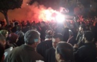 MHP seçim ofisinde meşaleli kutlama başladı