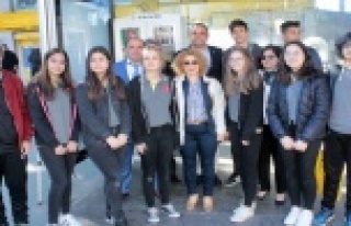 Pazarda tezgah açarak 2 durağa da kütüphane yaptırdılar