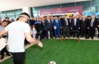 Polisten gençlere alkol gözlüğü eğitim standı