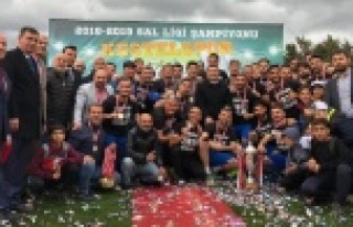 Şampiyon Kestelspor kupasını aldı