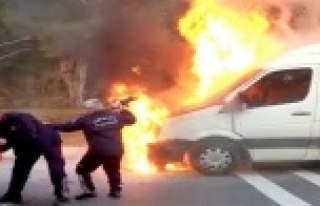 Seyir halindeki minibüs alev alev yandı!