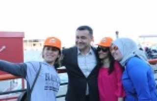 Yücel'e vatandaşlardan yoğun ilgi