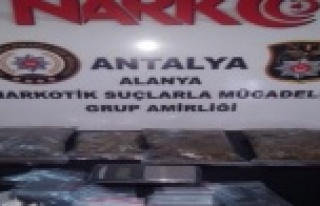 Alanya'da kargoyla uyuşturucuya polis baskını