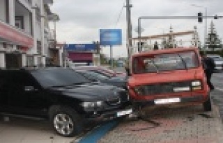 Alanya'daki zincirleme kazada olan oto galerideki...