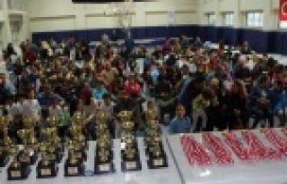 Alanya satranç turnuvasında kupalar sahiplerini...