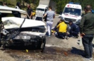 Antalya’da iki otomobil kafa kafaya çarpıştı:...