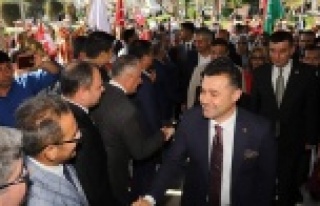 Belediyede Yücel'e coşkulu karşılama