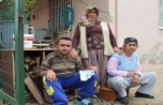 Eve mahkum olan engelli kardeşler yardım bekliyor