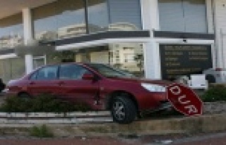 Kazanın şokuyla fren yerine gaza bastı