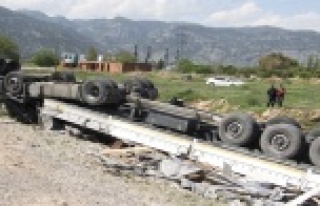 Parke yüklü tır devrildi, sürücü ağır yaralandı