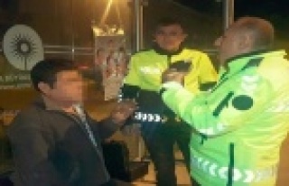 Polisin alkollü sürücüyle alkolmetre sınavı