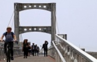 Üniversiteli gençleri çileden çıkartan üst geçit