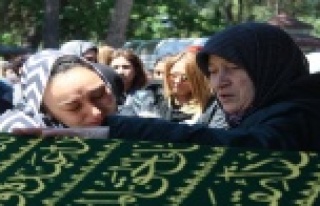 Yatağında ölü bulunan öğretmen için gözyaşları...