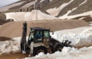Alanya Belediyesi kar ve heyelandan kapanan yolları...