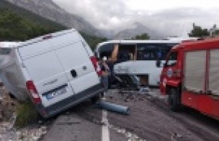 Otel personel servisi ile tüp yüklü minibüs çarpıştı:...