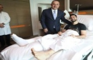 Bakan Çavuşoğlu'ndan Emre Akbaba'ya ziyaret