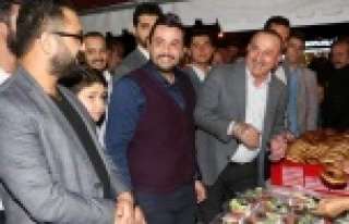 Bakan Çavuşoğlu vatandaşa çay simit ikram etti