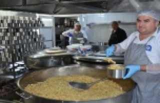 Büyükşehir Aşevi’nden 3 bin kişiye yemek servisi