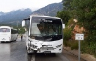 Halk midibüsü ile turistleri taşıyan tur otobüsü...