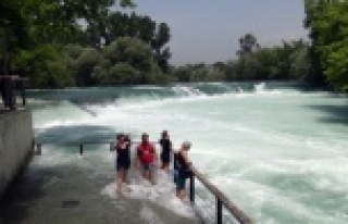 Manavgat şelalesinde su seviyesi yükseldi, turist...