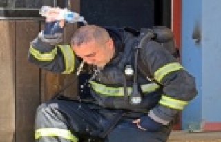 Oruçlu itfaiye erlerinin alevlerle mücadelesi