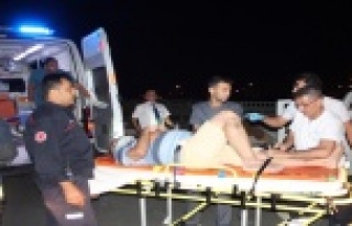 Tur otobüsü park halindeki kamyonete çarptı: 2...