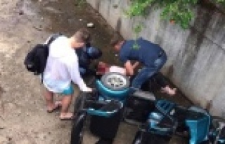 Turistleri taşıyan elektrikli bisiklet sulama kanalına...