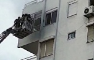 Yaşlı çift, alevlerin arasından son anda kurtarıldı