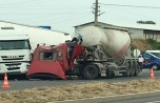 Yürekler ağıza geldi! Beton mikseri ile tır çarpıştı