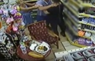 Agresif Rus turist girdiği markette köpeği tekmeleyip,...